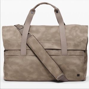 NWOT Lululemon Embark Messenger Travel Bag